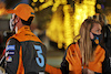 GP BAHRAIN, Daniel Ricciardo (AUS) McLaren e Sophie Ogg (GBR) McLaren Communications Director.
19.03.2022. Formula 1 World Championship, Rd 1, Bahrain Grand Prix, Sakhir, Bahrain, Qualifiche Day.
- www.xpbimages.com, EMail: requests@xpbimages.com © Copyright: Bearne / XPB Images