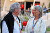 GP BAHRAIN, (L to R): Nick Mason (GBR) Pink Floyd Drummer with sua moglie Annette Lynton (GBR) Actress.
19.03.2022. Formula 1 World Championship, Rd 1, Bahrain Grand Prix, Sakhir, Bahrain, Qualifiche Day.
- www.xpbimages.com, EMail: requests@xpbimages.com © Copyright: Moy / XPB Images