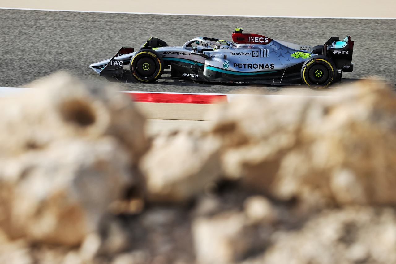 GP BAHRAIN, Lewis Hamilton (GBR) Mercedes AMG F1 W13.
18.03.2022. Formula 1 World Championship, Rd 1, Bahrain Grand Prix, Sakhir, Bahrain, Practice Day
- www.xpbimages.com, EMail: requests@xpbimages.com © Copyright: Moy / XPB Images