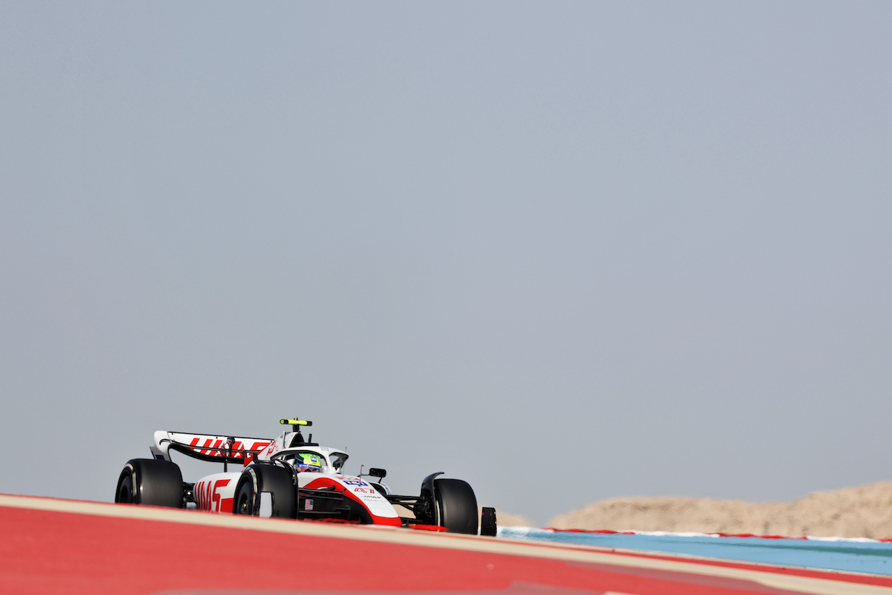 GP BAHRAIN, Mick Schumacher (GER) Haas VF-22.
18.03.2022. Formula 1 World Championship, Rd 1, Bahrain Grand Prix, Sakhir, Bahrain, Practice Day
- www.xpbimages.com, EMail: requests@xpbimages.com © Copyright: Bearne / XPB Images