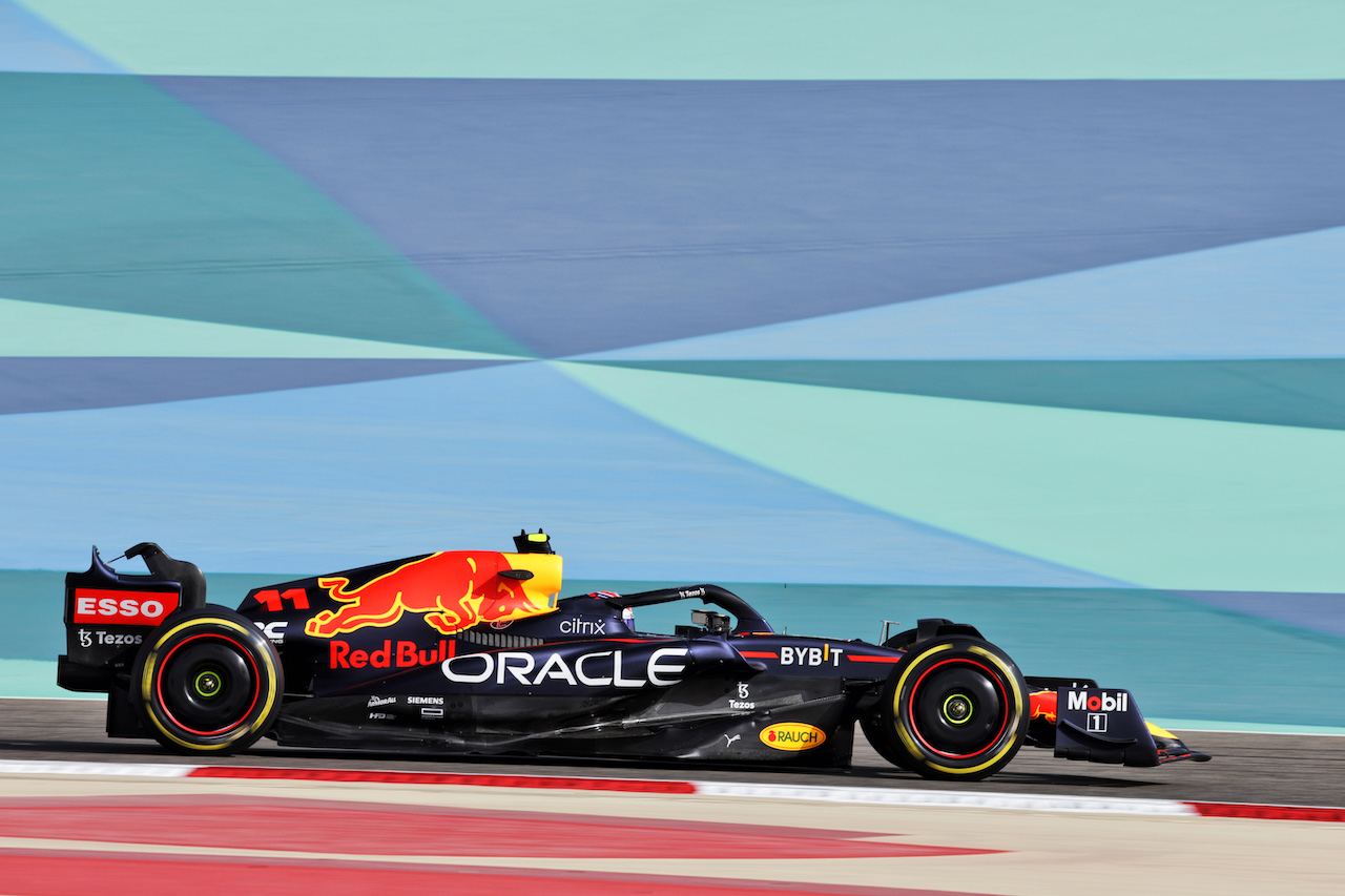 GP BAHRAIN, Sergio Perez (MEX) Red Bull Racing RB18.
18.03.2022. Formula 1 World Championship, Rd 1, Bahrain Grand Prix, Sakhir, Bahrain, Practice Day
- www.xpbimages.com, EMail: requests@xpbimages.com © Copyright: Bearne / XPB Images