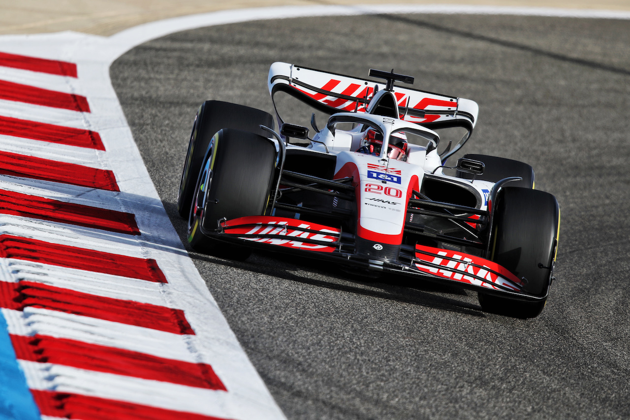 GP BAHRAIN, Kevin Magnussen (DEN) Haas VF-22.
18.03.2022. Formula 1 World Championship, Rd 1, Bahrain Grand Prix, Sakhir, Bahrain, Practice Day
 - www.xpbimages.com, EMail: requests@xpbimages.com © Copyright: Coates / XPB Images