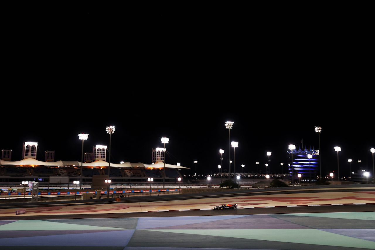 GP BAHRAIN, Sergio Perez (MEX) Red Bull Racing RB18.
18.03.2022. Formula 1 World Championship, Rd 1, Bahrain Grand Prix, Sakhir, Bahrain, Practice Day
- www.xpbimages.com, EMail: requests@xpbimages.com © Copyright: Moy / XPB Images