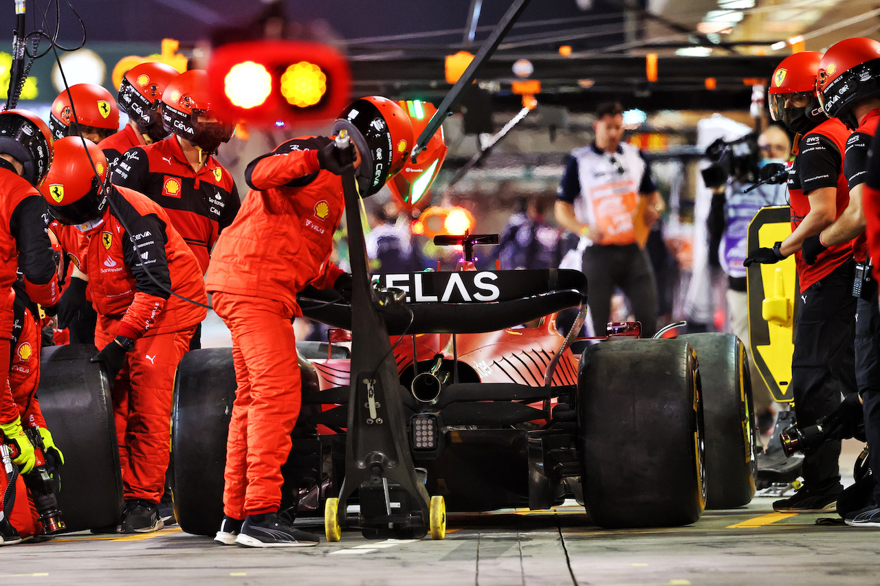 GP BAHRAIN, Charles Leclerc (MON) Ferrari F1-75 practices a pit stop.
18.03.2022. Formula 1 World Championship, Rd 1, Bahrain Grand Prix, Sakhir, Bahrain, Practice Day
- www.xpbimages.com, EMail: requests@xpbimages.com © Copyright: Batchelor / XPB Images