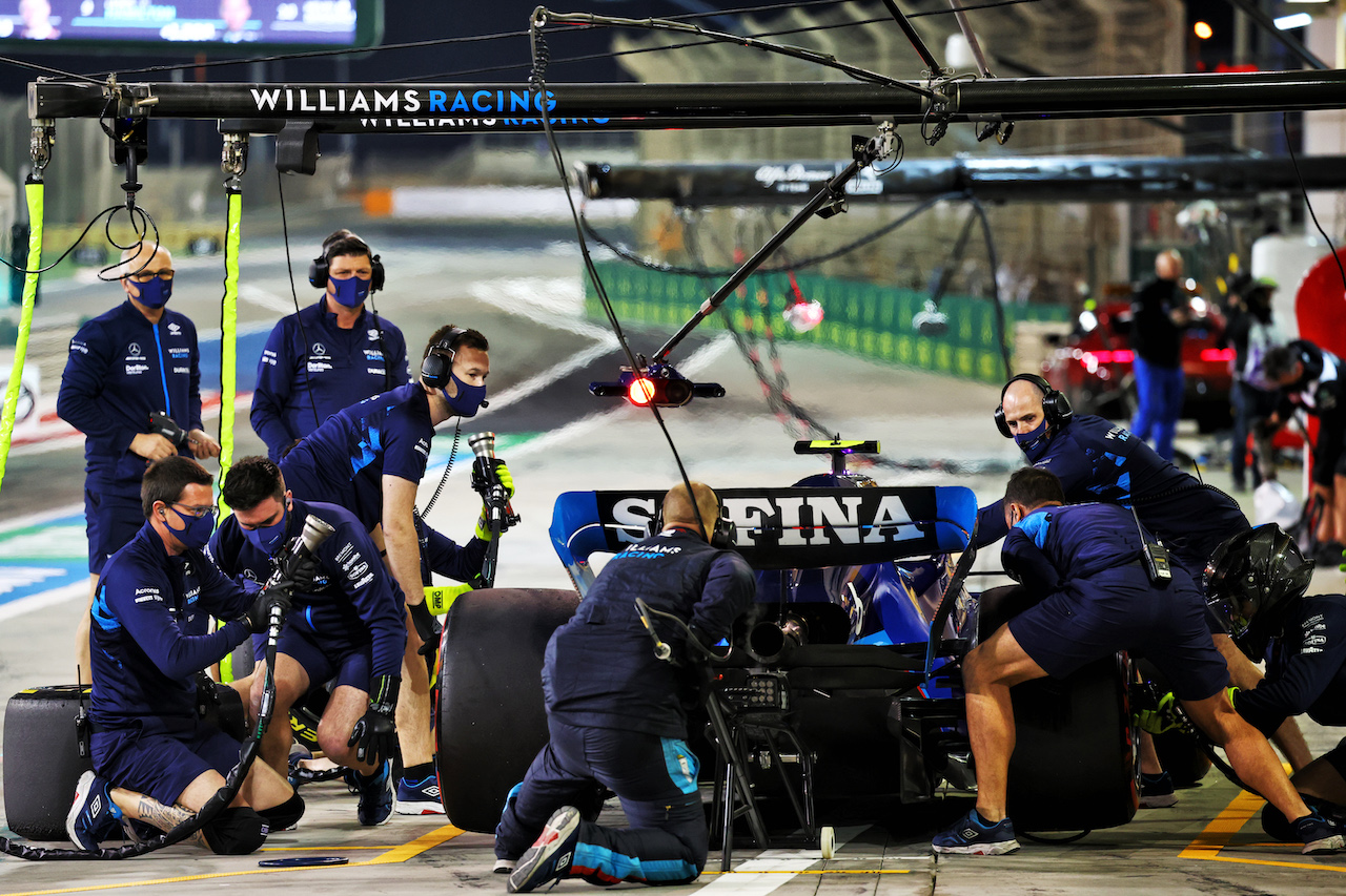 GP BAHRAIN, Nicholas Latifi (CDN) Williams Racing FW44 practices a pit stop.
18.03.2022. Formula 1 World Championship, Rd 1, Bahrain Grand Prix, Sakhir, Bahrain, Practice Day
- www.xpbimages.com, EMail: requests@xpbimages.com © Copyright: Batchelor / XPB Images