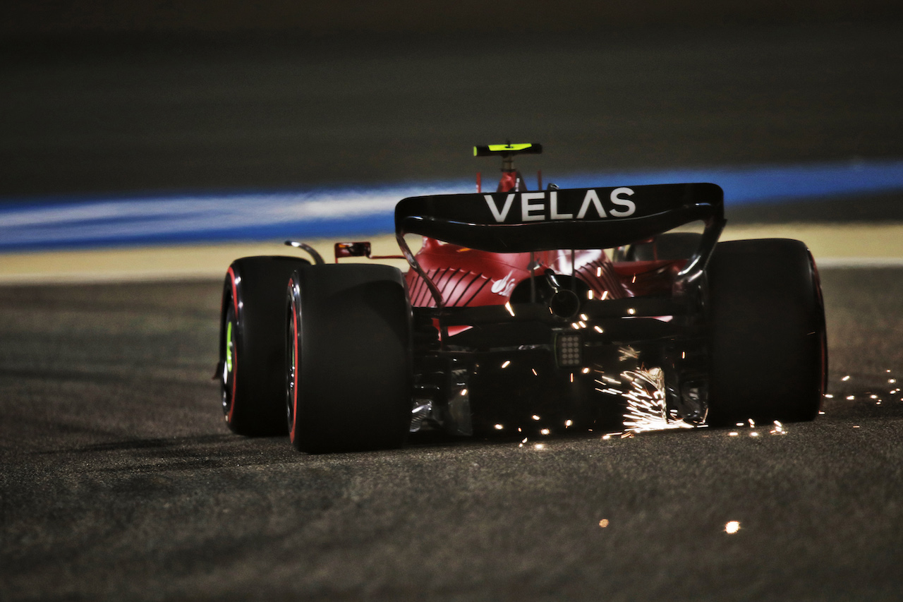 GP BAHRAIN, Carlos Sainz Jr (ESP) Ferrari F1-75 sends sparks flying.
18.03.2022. Formula 1 World Championship, Rd 1, Bahrain Grand Prix, Sakhir, Bahrain, Practice Day
 - www.xpbimages.com, EMail: requests@xpbimages.com © Copyright: Coates / XPB Images