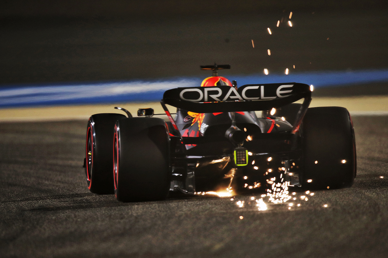 GP BAHRAIN, Max Verstappen (NLD) Red Bull Racing RB18 sends sparks flying.
18.03.2022. Formula 1 World Championship, Rd 1, Bahrain Grand Prix, Sakhir, Bahrain, Practice Day
 - www.xpbimages.com, EMail: requests@xpbimages.com © Copyright: Coates / XPB Images