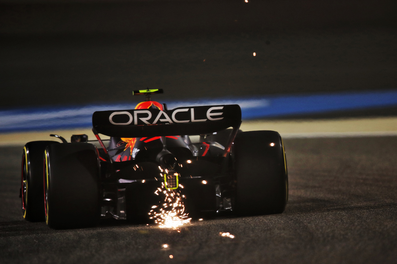 GP BAHRAIN, Sergio Perez (MEX) Red Bull Racing RB18 sends sparks flying.
18.03.2022. Formula 1 World Championship, Rd 1, Bahrain Grand Prix, Sakhir, Bahrain, Practice Day
 - www.xpbimages.com, EMail: requests@xpbimages.com © Copyright: Coates / XPB Images