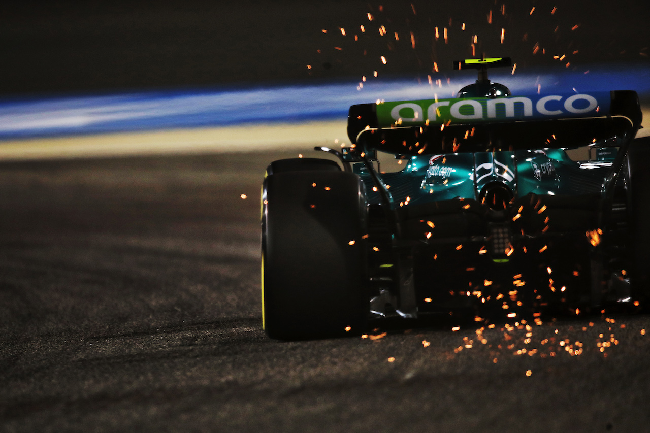 GP BAHRAIN, Nico Hulkenberg (GER) Aston Martin F1 Team Reserve Driver AMR22 sends sparks flying.
18.03.2022. Formula 1 World Championship, Rd 1, Bahrain Grand Prix, Sakhir, Bahrain, Practice Day
 - www.xpbimages.com, EMail: requests@xpbimages.com © Copyright: Coates / XPB Images