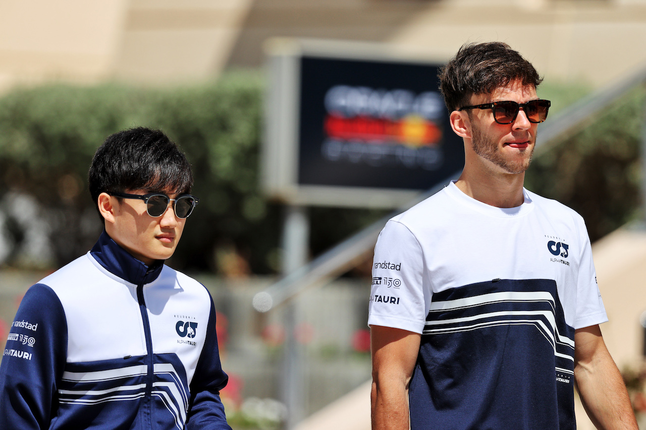 GP BAHRAIN, (L to R): Yuki Tsunoda (JPN) AlphaTauri with team mate Pierre Gasly (FRA) AlphaTauri.
18.03.2022. Formula 1 World Championship, Rd 1, Bahrain Grand Prix, Sakhir, Bahrain, Practice Day
- www.xpbimages.com, EMail: requests@xpbimages.com © Copyright: Moy / XPB Images