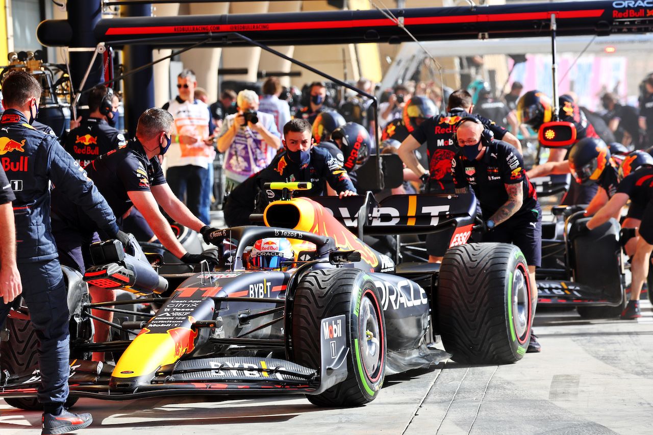 GP BAHRAIN, Sergio Perez (MEX) Red Bull Racing RB18.
18.03.2022. Formula 1 World Championship, Rd 1, Bahrain Grand Prix, Sakhir, Bahrain, Practice Day
- www.xpbimages.com, EMail: requests@xpbimages.com © Copyright: Batchelor / XPB Images