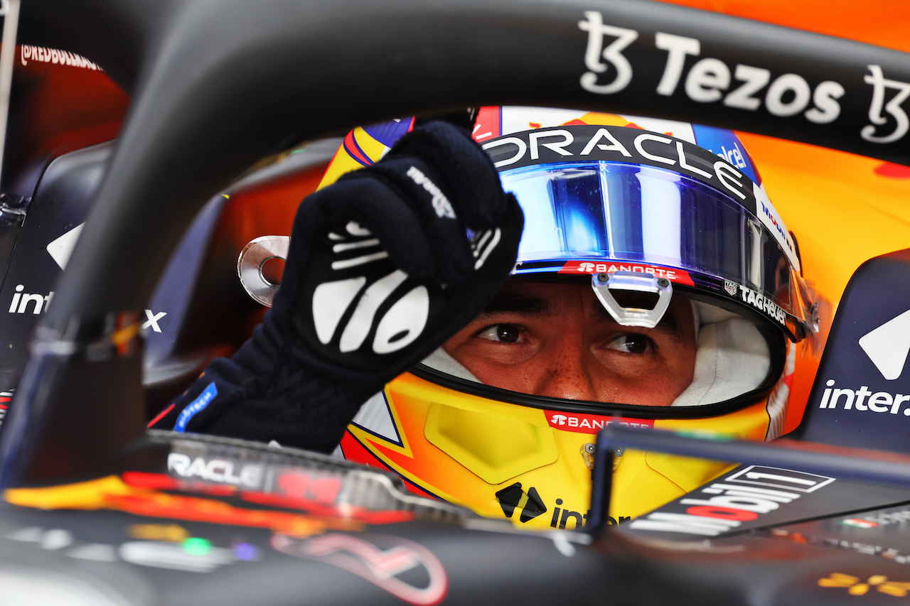 GP BAHRAIN, Sergio Perez (MEX) Red Bull Racing RB18.
18.03.2022. Formula 1 World Championship, Rd 1, Bahrain Grand Prix, Sakhir, Bahrain, Practice Day
- www.xpbimages.com, EMail: requests@xpbimages.com © Copyright: Batchelor / XPB Images