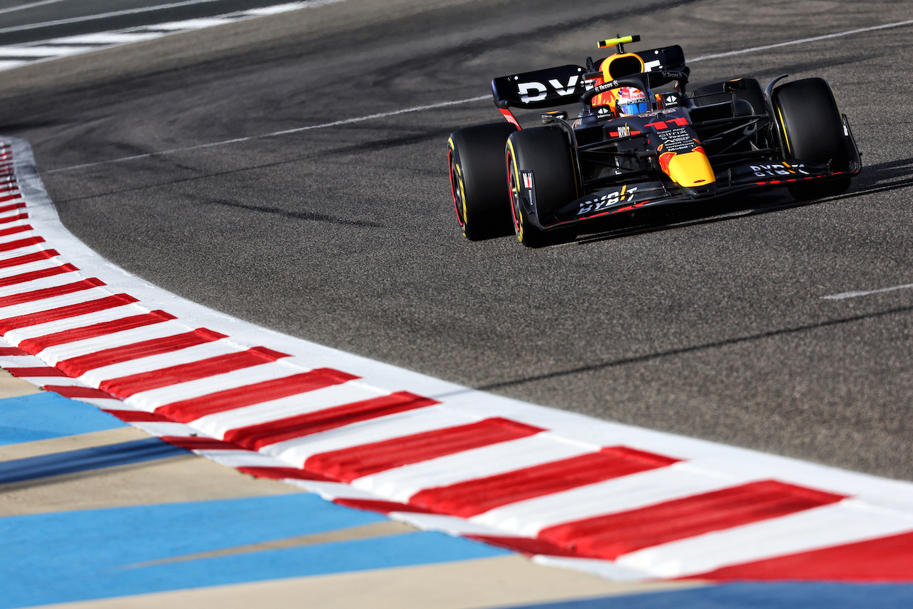 GP BAHRAIN, Sergio Perez (MEX) Red Bull Racing RB18.
18.03.2022. Formula 1 World Championship, Rd 1, Bahrain Grand Prix, Sakhir, Bahrain, Practice Day
- www.xpbimages.com, EMail: requests@xpbimages.com © Copyright: Batchelor / XPB Images