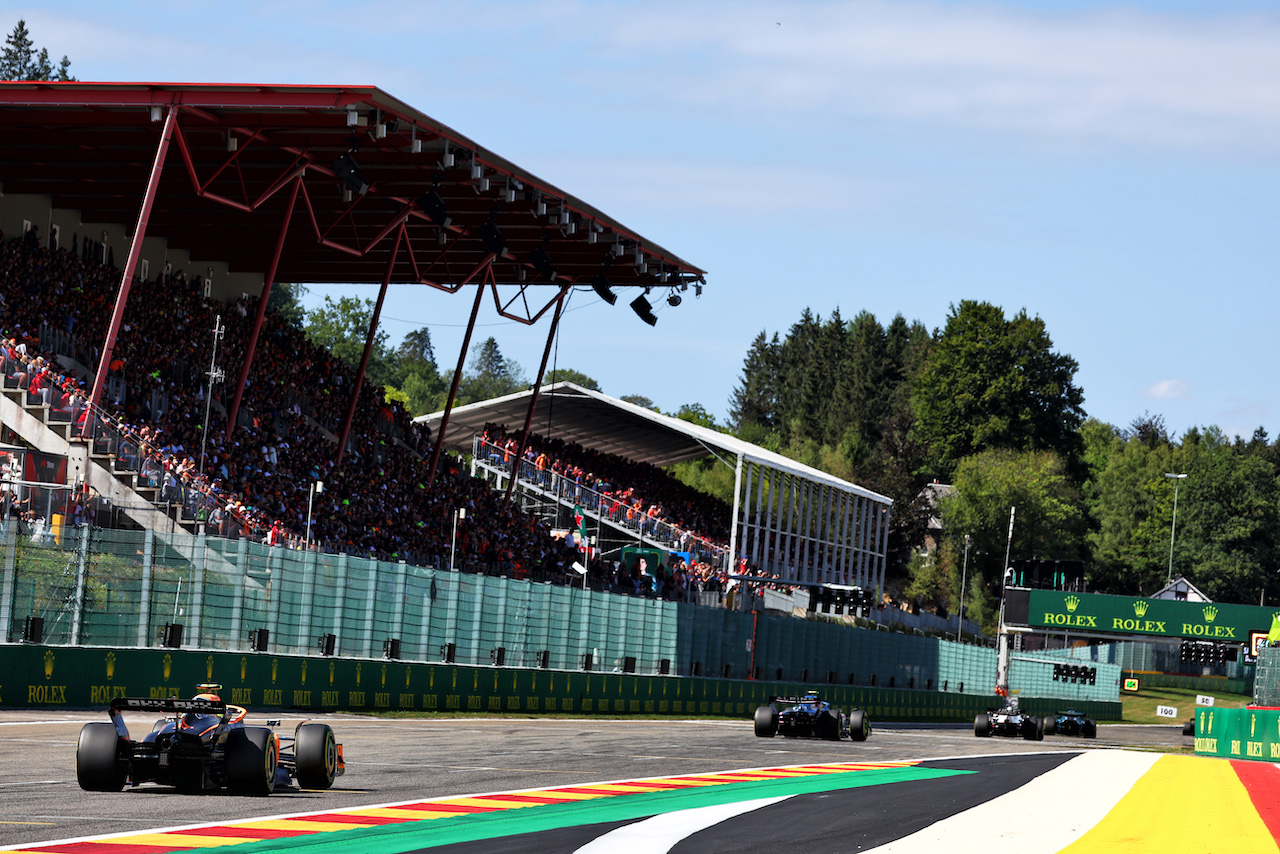 GP BELGIO, Sergio Perez (MEX) Red Bull Racing RB18.
28.08.2022. Formula 1 World Championship, Rd 14, Belgian Grand Prix, Spa Francorchamps, Belgium, Gara Day.
- www.xpbimages.com, EMail: requests@xpbimages.com © Copyright: Batchelor / XPB Images