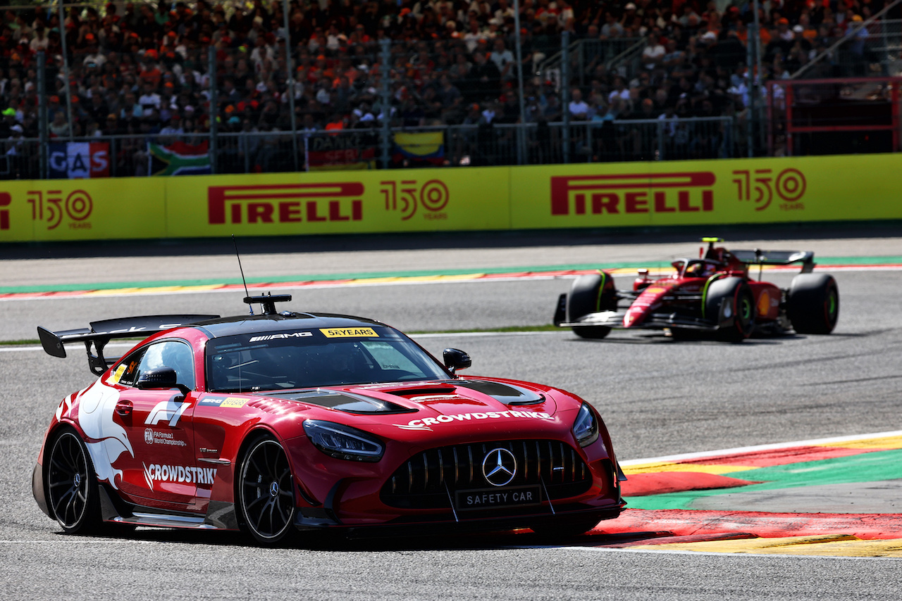GP BELGIO, Carlos Sainz Jr (ESP) Ferrari F1-75 davanti a behind the Mercedes FIA Safety Car.
28.08.2022. Formula 1 World Championship, Rd 14, Belgian Grand Prix, Spa Francorchamps, Belgium, Gara Day.
- www.xpbimages.com, EMail: requests@xpbimages.com © Copyright: Batchelor / XPB Images