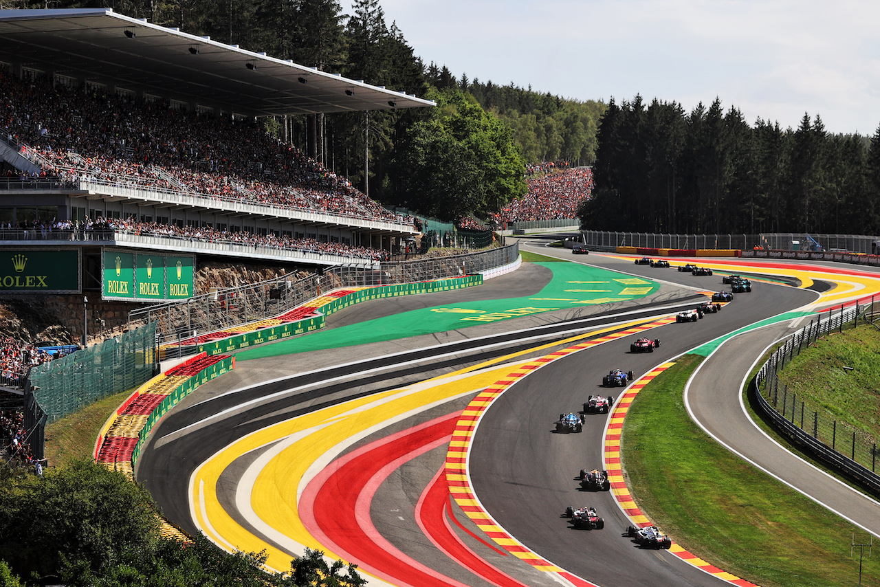 GP BELGIO, Mick Schumacher (GER) Haas VF-22 e Guanyu Zhou (CHN) Alfa Romeo F1 Team C42.
28.08.2022. Formula 1 World Championship, Rd 14, Belgian Grand Prix, Spa Francorchamps, Belgium, Gara Day.
- www.xpbimages.com, EMail: requests@xpbimages.com © Copyright: Moy / XPB Images