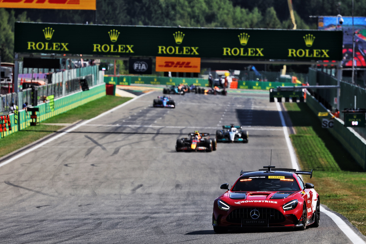 GP BELGIO, Carlos Sainz Jr (ESP) Ferrari F1-75 davanti a behind the Mercedes FIA Safety Car.
28.08.2022. Formula 1 World Championship, Rd 14, Belgian Grand Prix, Spa Francorchamps, Belgium, Gara Day.
- www.xpbimages.com, EMail: requests@xpbimages.com © Copyright: Bearne / XPB Images