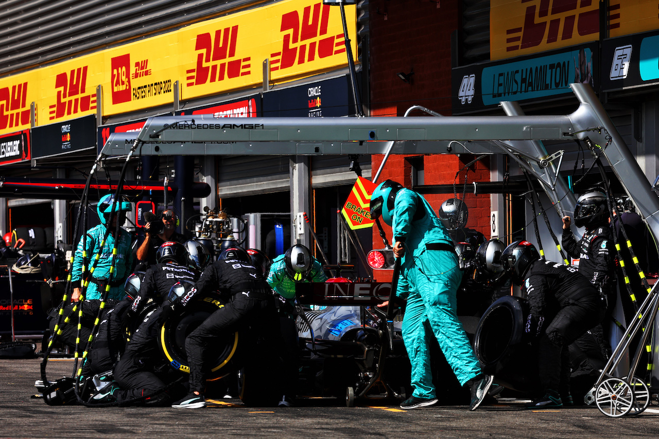 GP BELGIO, George Russell (GBR) Mercedes AMG F1 W13 makes a pit stop.
28.08.2022. Formula 1 World Championship, Rd 14, Belgian Grand Prix, Spa Francorchamps, Belgium, Gara Day.
- www.xpbimages.com, EMail: requests@xpbimages.com © Copyright: Batchelor / XPB Images