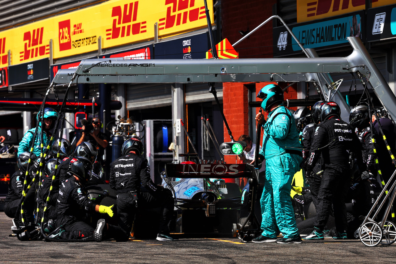 GP BELGIO, George Russell (GBR) Mercedes AMG F1 W13 makes a pit stop.
28.08.2022. Formula 1 World Championship, Rd 14, Belgian Grand Prix, Spa Francorchamps, Belgium, Gara Day.
- www.xpbimages.com, EMail: requests@xpbimages.com © Copyright: Batchelor / XPB Images