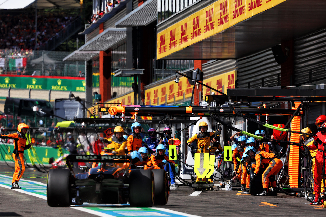 GP BELGIO, Lando Norris (GBR) McLaren MCL36 makes a pit stop.
28.08.2022. Formula 1 World Championship, Rd 14, Belgian Grand Prix, Spa Francorchamps, Belgium, Gara Day.
- www.xpbimages.com, EMail: requests@xpbimages.com © Copyright: Batchelor / XPB Images