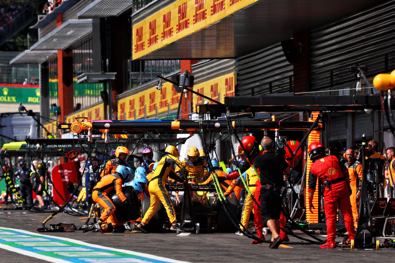 GP BELGIO, Lando Norris (GBR) McLaren MCL36 makes a pit stop.
28.08.2022. Formula 1 World Championship, Rd 14, Belgian Grand Prix, Spa Francorchamps, Belgium, Gara Day.
- www.xpbimages.com, EMail: requests@xpbimages.com © Copyright: Batchelor / XPB Images
