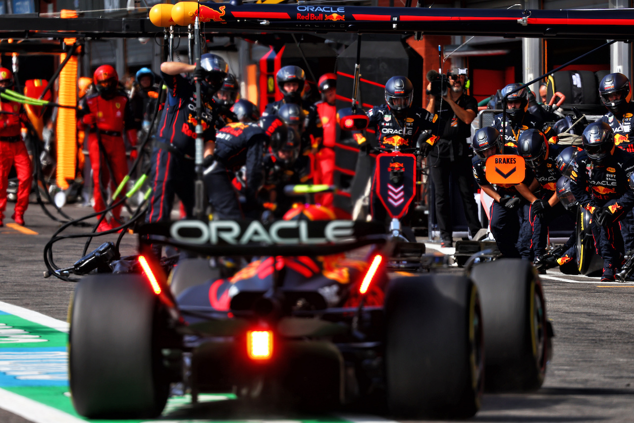 GP BELGIO, Sergio Perez (MEX) Red Bull Racing RB18 makes a pit stop.
28.08.2022. Formula 1 World Championship, Rd 14, Belgian Grand Prix, Spa Francorchamps, Belgium, Gara Day.
- www.xpbimages.com, EMail: requests@xpbimages.com © Copyright: Batchelor / XPB Images