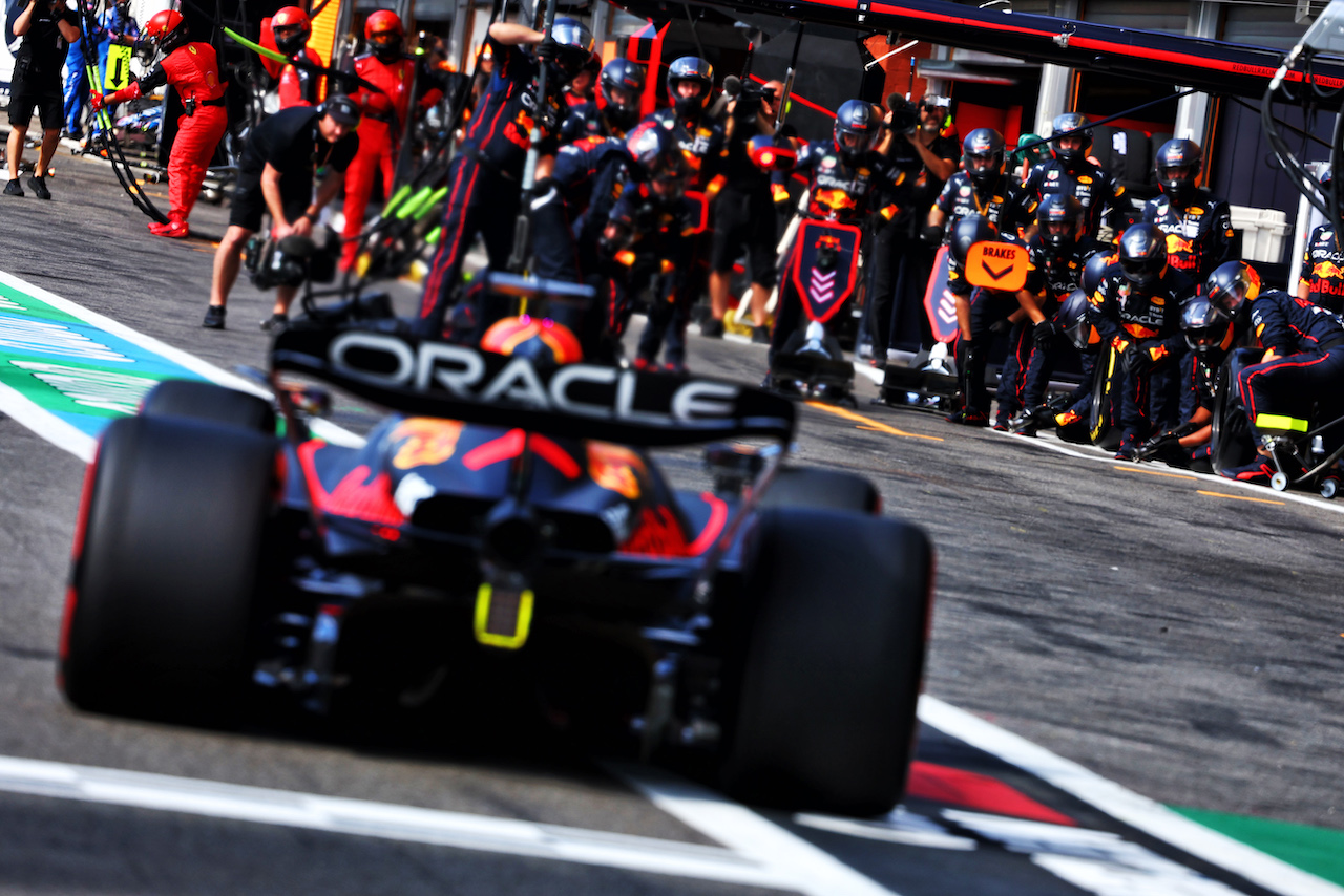 GP BELGIO, Max Verstappen (NLD) Red Bull Racing RB18 makes a pit stop.
28.08.2022. Formula 1 World Championship, Rd 14, Belgian Grand Prix, Spa Francorchamps, Belgium, Gara Day.
- www.xpbimages.com, EMail: requests@xpbimages.com © Copyright: Batchelor / XPB Images