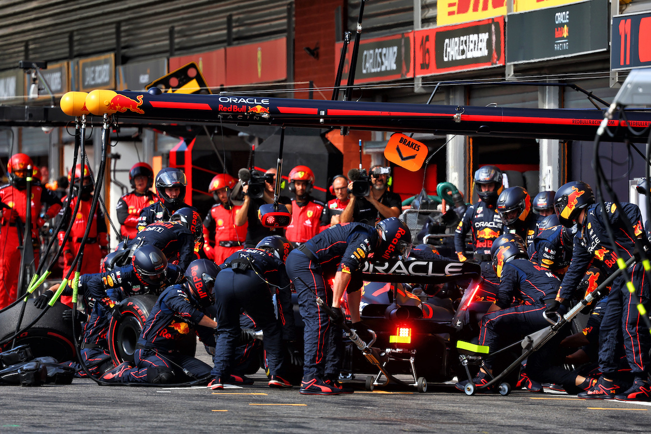 GP BELGIO, Max Verstappen (NLD) Red Bull Racing RB18 makes a pit stop.
28.08.2022. Formula 1 World Championship, Rd 14, Belgian Grand Prix, Spa Francorchamps, Belgium, Gara Day.
- www.xpbimages.com, EMail: requests@xpbimages.com © Copyright: Batchelor / XPB Images