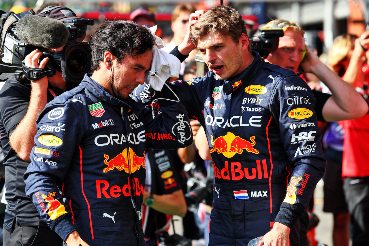 GP BELGIO, Gara winner Max Verstappen (NLD) Red Bull Racing (Right) in parc ferme with team mate Sergio Perez (MEX) Red Bull Racing.
28.08.2022. Formula 1 World Championship, Rd 14, Belgian Grand Prix, Spa Francorchamps, Belgium, Gara Day.
- www.xpbimages.com, EMail: requests@xpbimages.com © Copyright: Batchelor / XPB Images