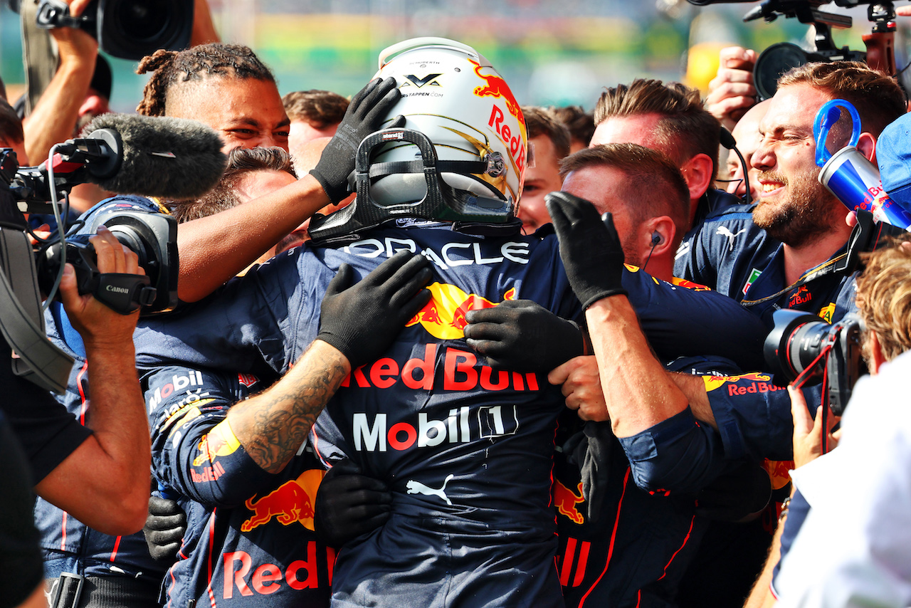 GP BELGIO, Gara winner Max Verstappen (NLD) Red Bull Racing celebrates in parc ferme.
28.08.2022. Formula 1 World Championship, Rd 14, Belgian Grand Prix, Spa Francorchamps, Belgium, Gara Day.
- www.xpbimages.com, EMail: requests@xpbimages.com © Copyright: Batchelor / XPB Images