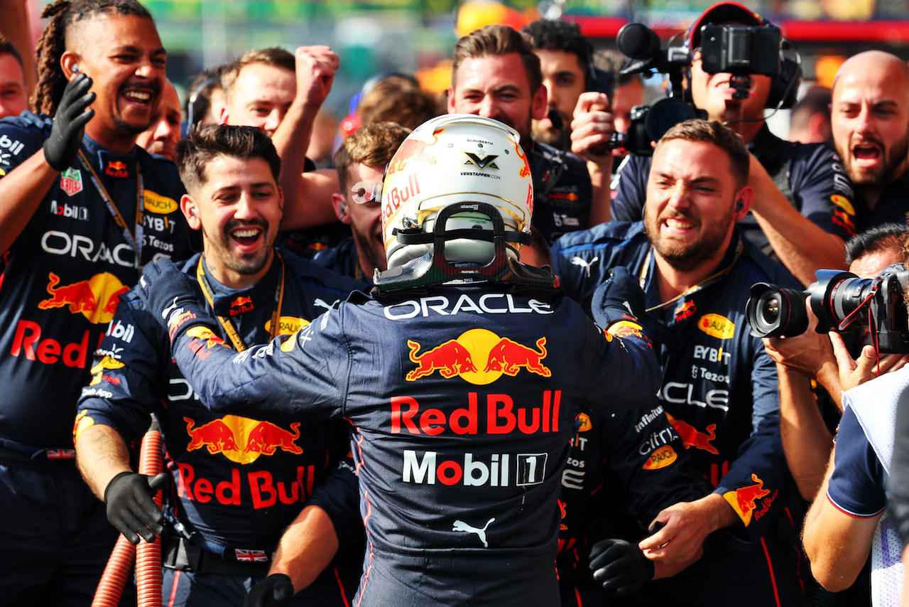 GP BELGIO, Gara winner Max Verstappen (NLD) Red Bull Racing celebrates in parc ferme.
28.08.2022. Formula 1 World Championship, Rd 14, Belgian Grand Prix, Spa Francorchamps, Belgium, Gara Day.
- www.xpbimages.com, EMail: requests@xpbimages.com © Copyright: Batchelor / XPB Images