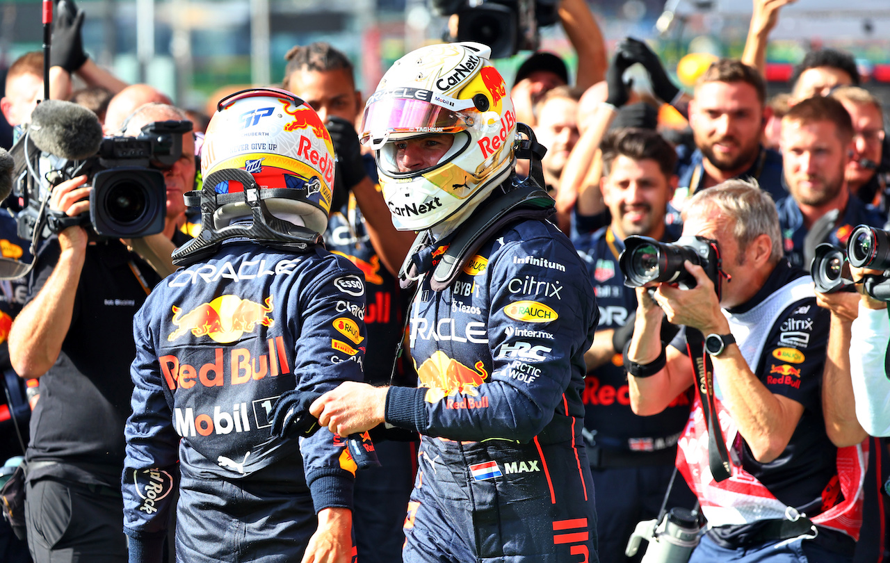 GP BELGIO, Gara winner Max Verstappen (NLD) Red Bull Racing in parc ferme with team mate Sergio Perez (MEX) Red Bull Racing.
28.08.2022. Formula 1 World Championship, Rd 14, Belgian Grand Prix, Spa Francorchamps, Belgium, Gara Day.
- www.xpbimages.com, EMail: requests@xpbimages.com © Copyright: Batchelor / XPB Images