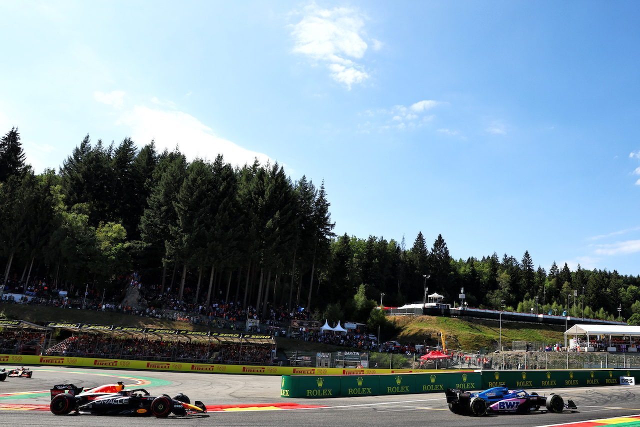 GP BELGIO, Fernando Alonso (ESP) Alpine F1 Team A522 davanti a Max Verstappen (NLD) Red Bull Racing RB18.
28.08.2022. Formula 1 World Championship, Rd 14, Belgian Grand Prix, Spa Francorchamps, Belgium, Gara Day.
- www.xpbimages.com, EMail: requests@xpbimages.com © Copyright: Batchelor / XPB Images