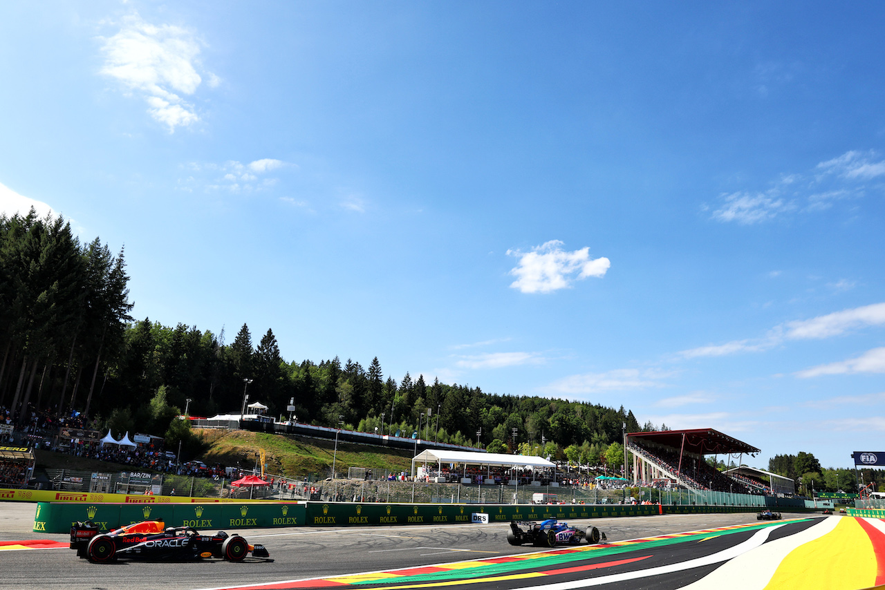 GP BELGIO, Fernando Alonso (ESP) Alpine F1 Team A522 davanti a Max Verstappen (NLD) Red Bull Racing RB18.
28.08.2022. Formula 1 World Championship, Rd 14, Belgian Grand Prix, Spa Francorchamps, Belgium, Gara Day.
- www.xpbimages.com, EMail: requests@xpbimages.com © Copyright: Batchelor / XPB Images