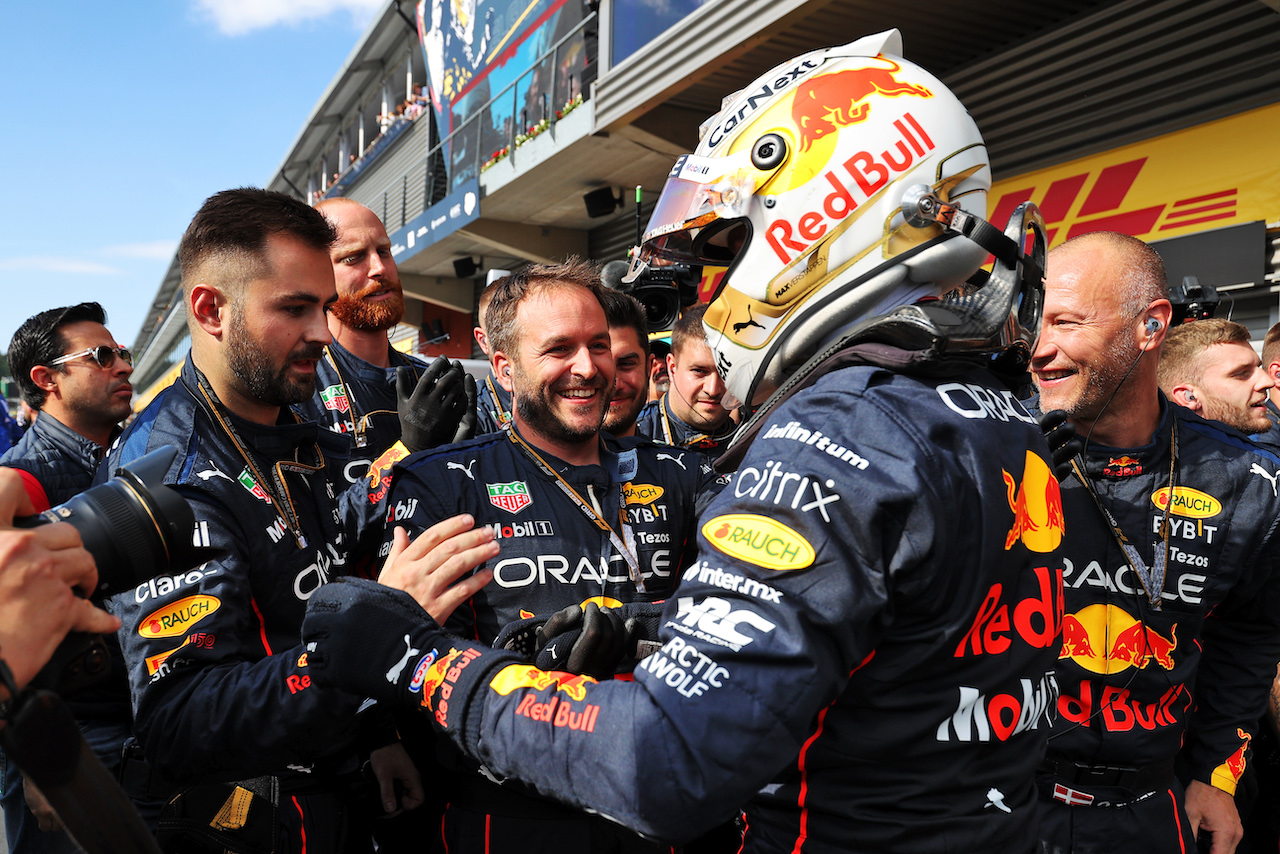 GP BELGIO, Gara winner Max Verstappen (NLD) Red Bull Racing celebrates with the team in parc ferme.
28.08.2022. Formula 1 World Championship, Rd 14, Belgian Grand Prix, Spa Francorchamps, Belgium, Gara Day.
- www.xpbimages.com, EMail: requests@xpbimages.com © Copyright: Moy / XPB Images