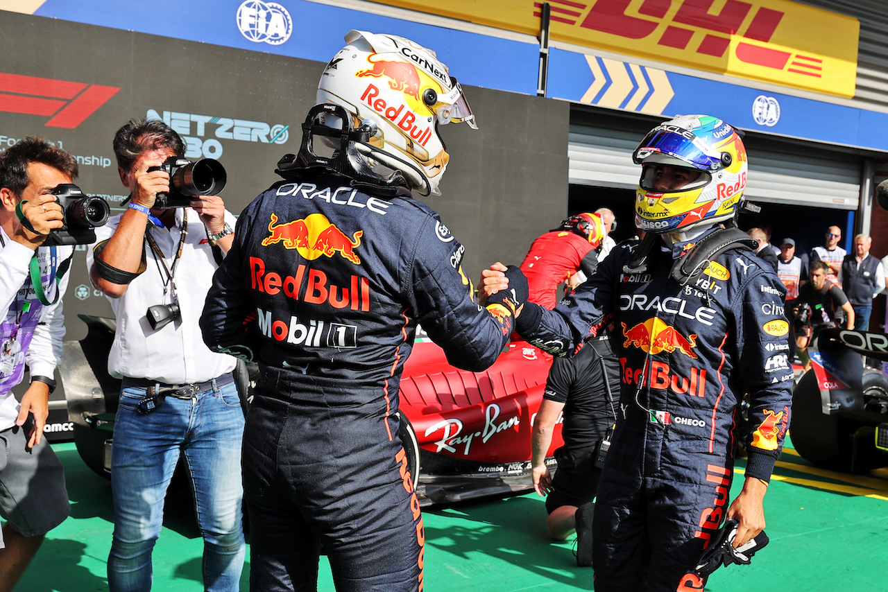 GP BELGIO, (L to R): Gara winner Max Verstappen (NLD) Red Bull Racing celebrates with second placed team mate Sergio Perez (MEX) Red Bull Racing in parc ferme.
28.08.2022. Formula 1 World Championship, Rd 14, Belgian Grand Prix, Spa Francorchamps, Belgium, Gara Day.
- www.xpbimages.com, EMail: requests@xpbimages.com © Copyright: Moy / XPB Images