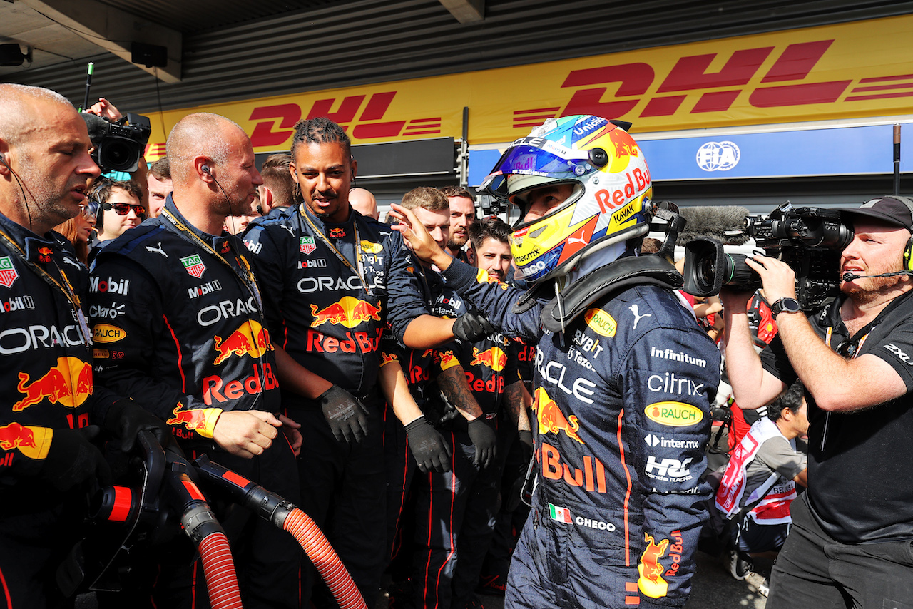 GP BELGIO, Sergio Perez (MEX) Red Bull Racing celebrates his second position with the team in parc ferme.
28.08.2022. Formula 1 World Championship, Rd 14, Belgian Grand Prix, Spa Francorchamps, Belgium, Gara Day.
- www.xpbimages.com, EMail: requests@xpbimages.com © Copyright: Moy / XPB Images