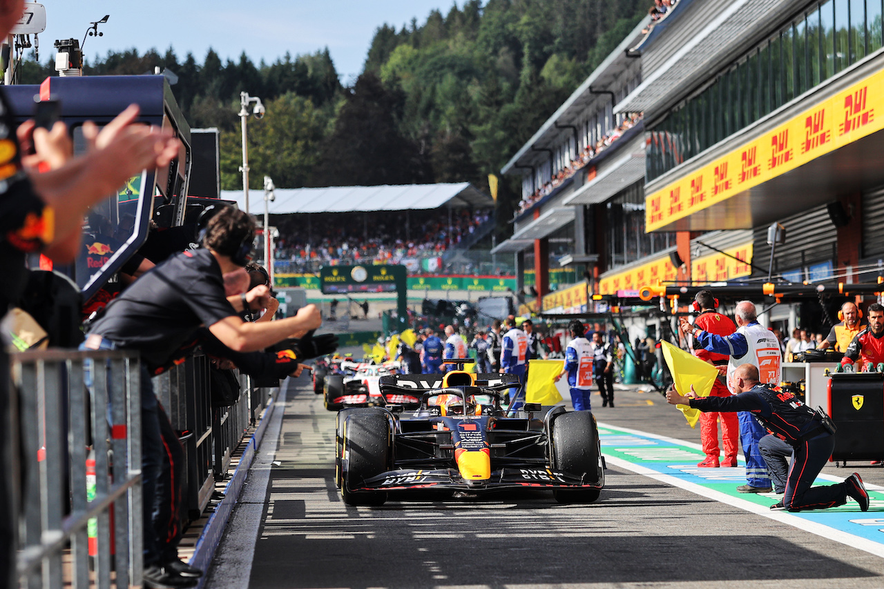 GP BELGIO, Gara winner Max Verstappen (NLD) Red Bull Racing RB18 enters parc ferme.
28.08.2022. Formula 1 World Championship, Rd 14, Belgian Grand Prix, Spa Francorchamps, Belgium, Gara Day.
- www.xpbimages.com, EMail: requests@xpbimages.com © Copyright: Moy / XPB Images