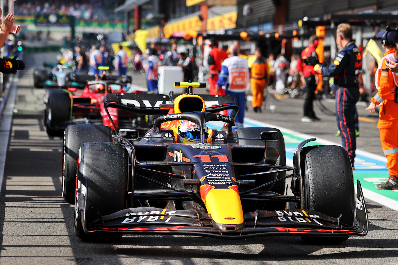 GP BELGIO, Sergio Perez (MEX) Red Bull Racing RB18 enters parc ferme.
28.08.2022. Formula 1 World Championship, Rd 14, Belgian Grand Prix, Spa Francorchamps, Belgium, Gara Day.
- www.xpbimages.com, EMail: requests@xpbimages.com © Copyright: Moy / XPB Images