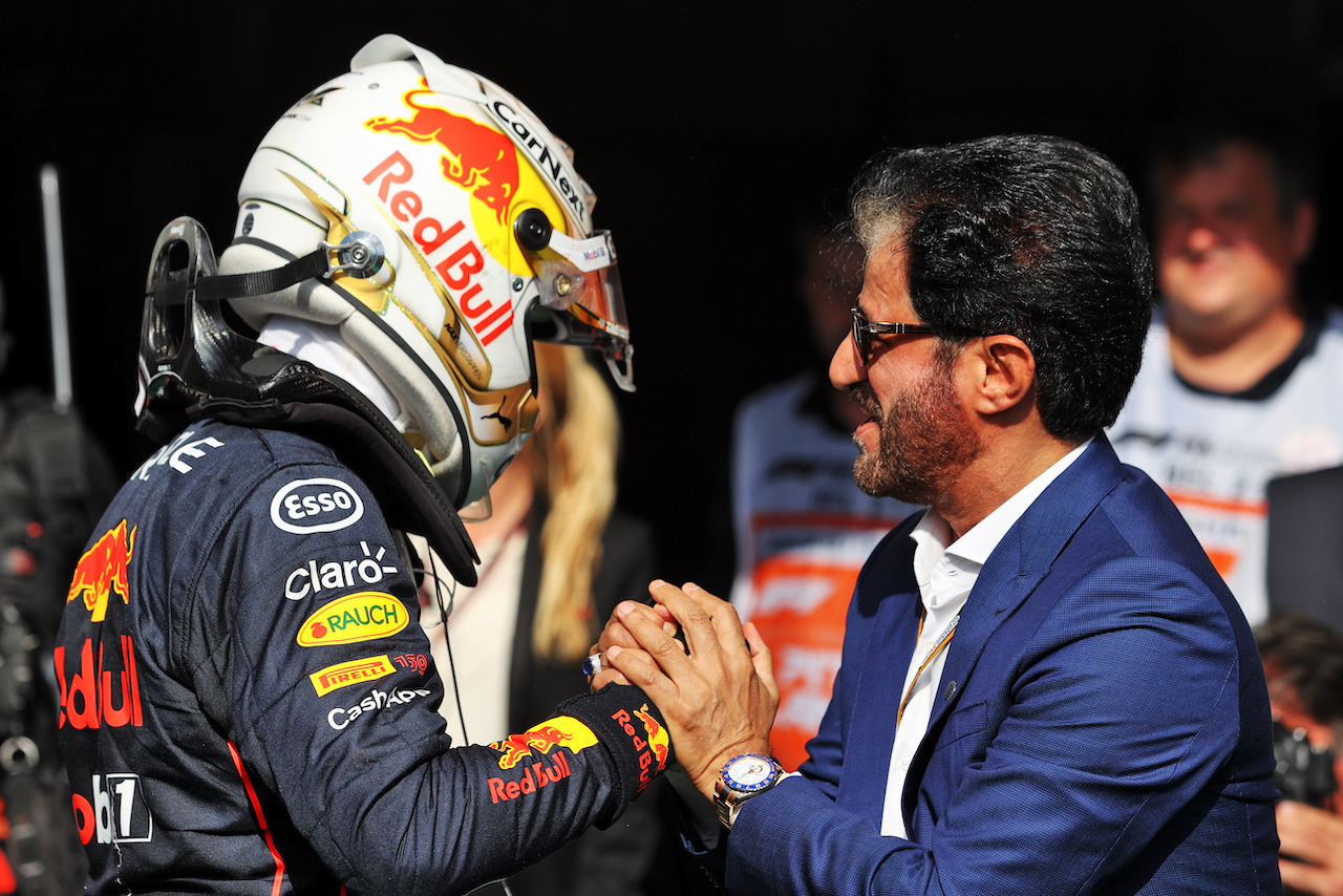 GP BELGIO, (L to R): Gara winner James Moy Photography celebrates with Mohammed Bin Sulayem (UAE) FIA President in parc ferme.
28.08.2022. Formula 1 World Championship, Rd 14, Belgian Grand Prix, Spa Francorchamps, Belgium, Gara Day.
- www.xpbimages.com, EMail: requests@xpbimages.com © Copyright: Moy / XPB Images