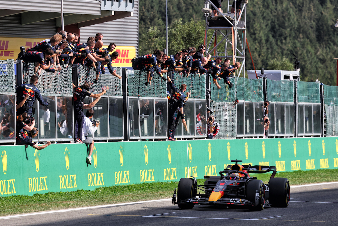 GP BELGIO, Gara winner Max Verstappen (NLD) Red Bull Racing RB18 takes the chequered flag at the end of the race.
28.08.2022. Formula 1 World Championship, Rd 14, Belgian Grand Prix, Spa Francorchamps, Belgium, Gara Day.
- www.xpbimages.com, EMail: requests@xpbimages.com © Copyright: Bearne / XPB Images