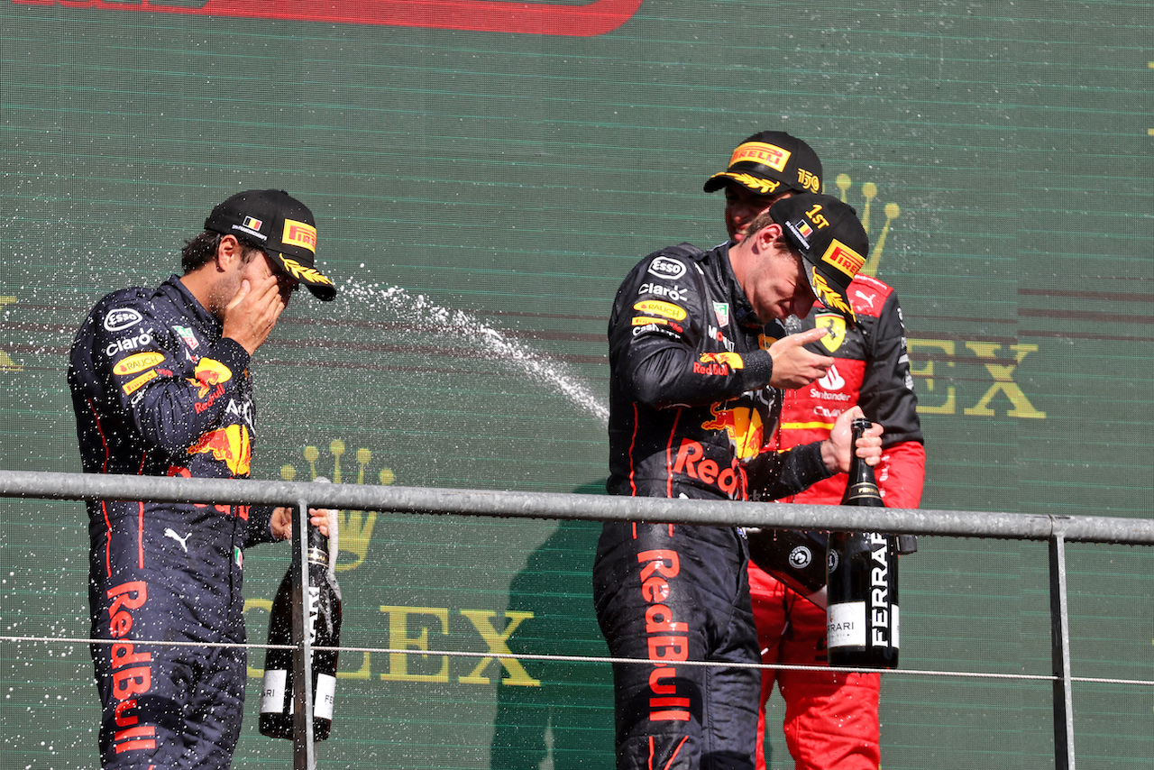 GP BELGIO, (L to R): Sergio Perez (MEX) Red Bull Racing celebrates with vincitore e team mate Max Verstappen (NLD) Red Bull Racing on the podium.
28.08.2022. Formula 1 World Championship, Rd 14, Belgian Grand Prix, Spa Francorchamps, Belgium, Gara Day.
- www.xpbimages.com, EMail: requests@xpbimages.com © Copyright: Bearne / XPB Images
