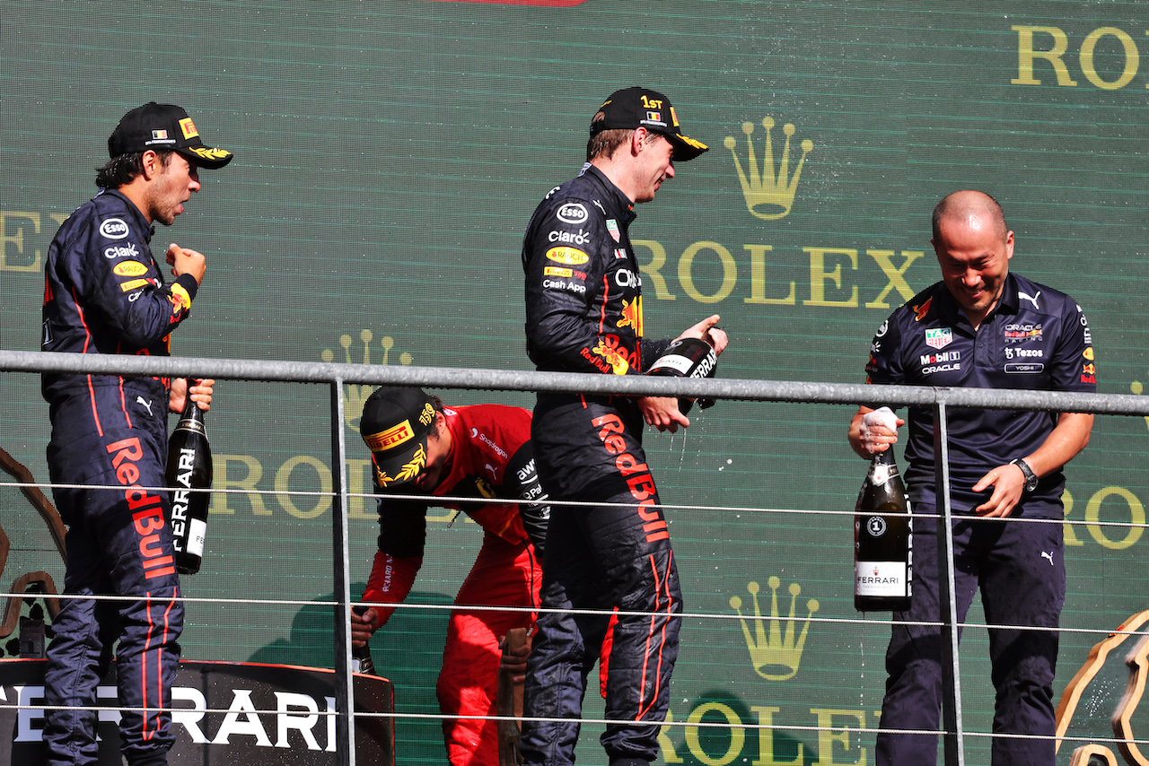 GP BELGIO, (L to R): Sergio Perez (MEX) Red Bull Racing celebrates with vincitore e team mate Max Verstappen (NLD) Red Bull Racing on the podium.
28.08.2022. Formula 1 World Championship, Rd 14, Belgian Grand Prix, Spa Francorchamps, Belgium, Gara Day.
- www.xpbimages.com, EMail: requests@xpbimages.com © Copyright: Bearne / XPB Images