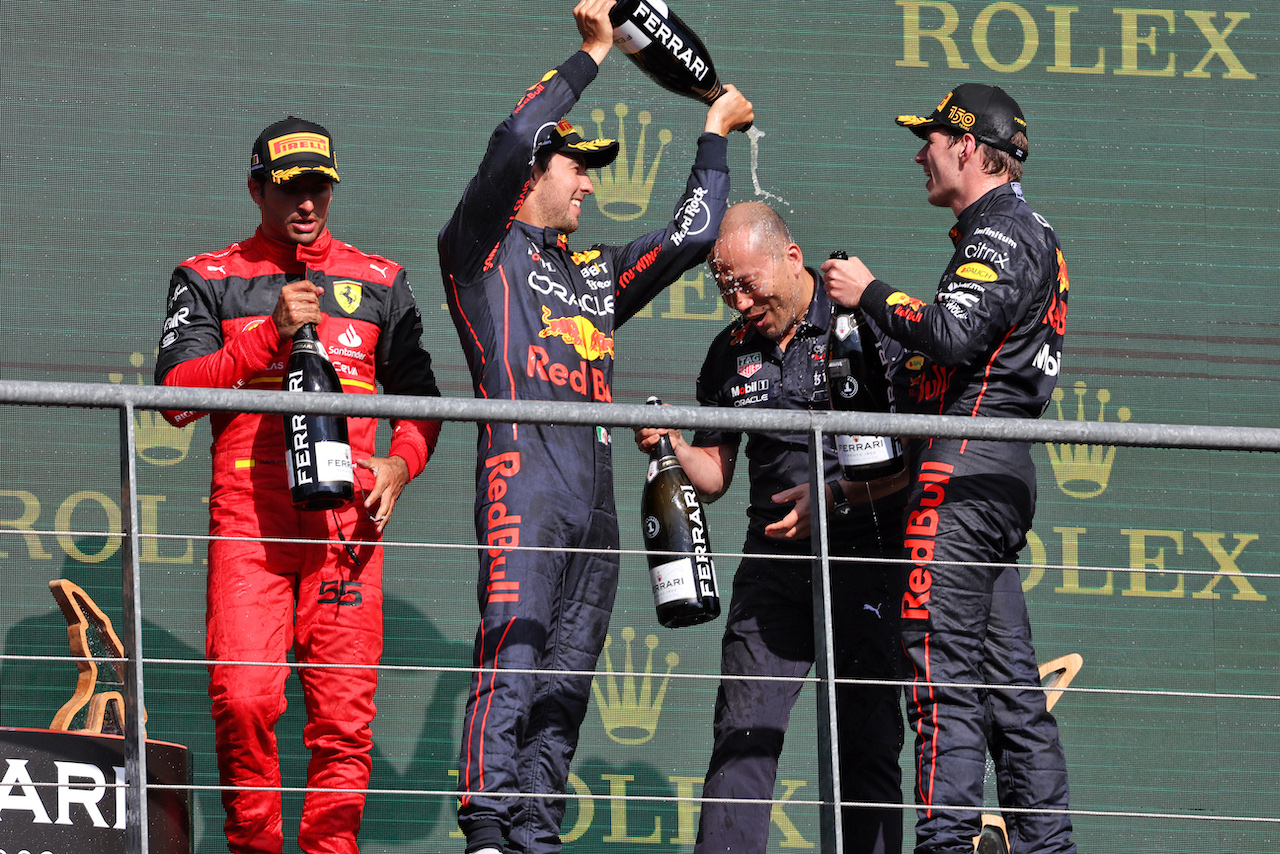 GP BELGIO, (L to R): Sergio Perez (MEX) Red Bull Racing celebrates with vincitore e team mate Max Verstappen (NLD) Red Bull Racing on the podium.
28.08.2022. Formula 1 World Championship, Rd 14, Belgian Grand Prix, Spa Francorchamps, Belgium, Gara Day.
- www.xpbimages.com, EMail: requests@xpbimages.com © Copyright: Bearne / XPB Images