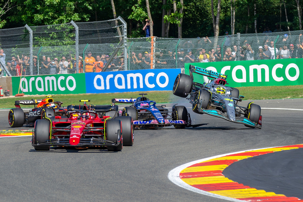 GP BELGIO, Lewis Hamilton (GBR) Mercedes AMG F1 W13 crashes with Fernando Alonso (ESP) Alpine F1 Team A522 at the partenza of the race.
28.08.2022. Formula 1 World Championship, Rd 14, Belgian Grand Prix, Spa Francorchamps, Belgium, Gara Day.
- www.xpbimages.com, EMail: requests@xpbimages.com © Copyright: Vangheluwe / XPB Images