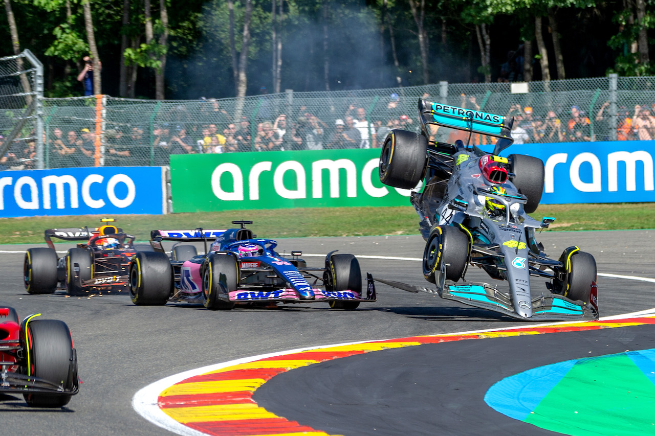 GP BELGIO, Lewis Hamilton (GBR) Mercedes AMG F1 W13 crashes with Fernando Alonso (ESP) Alpine F1 Team A522 at the partenza of the race.
28.08.2022. Formula 1 World Championship, Rd 14, Belgian Grand Prix, Spa Francorchamps, Belgium, Gara Day.
- www.xpbimages.com, EMail: requests@xpbimages.com © Copyright: Vangheluwe / XPB Images