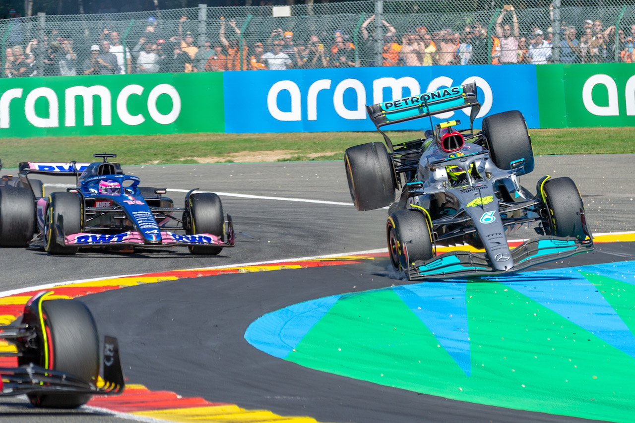 GP BELGIO, Lewis Hamilton (GBR) Mercedes AMG F1 W13 crashes with Fernando Alonso (ESP) Alpine F1 Team A522 at the partenza of the race.
28.08.2022. Formula 1 World Championship, Rd 14, Belgian Grand Prix, Spa Francorchamps, Belgium, Gara Day.
- www.xpbimages.com, EMail: requests@xpbimages.com © Copyright: Vangheluwe / XPB Images