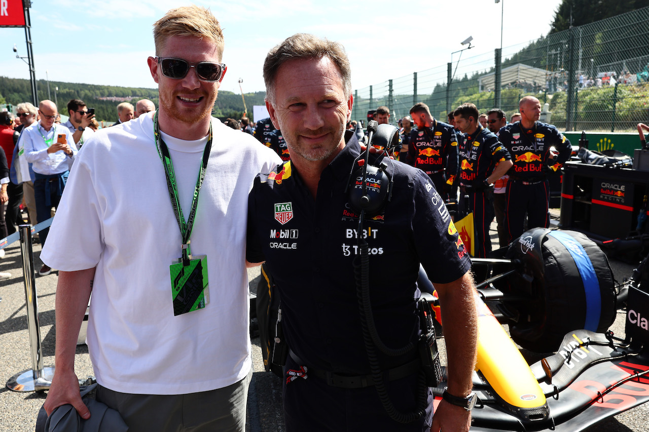GP BELGIO, Kevin De Bruyne (BEL) footballer with Christian Horner (GBR) Red Bull Racing Team Principal.
28.08.2022. Formula 1 World Championship, Rd 14, Belgian Grand Prix, Spa Francorchamps, Belgium, Gara Day.
- www.xpbimages.com, EMail: requests@xpbimages.com ¬© Copyright: Batchelor / XPB Images