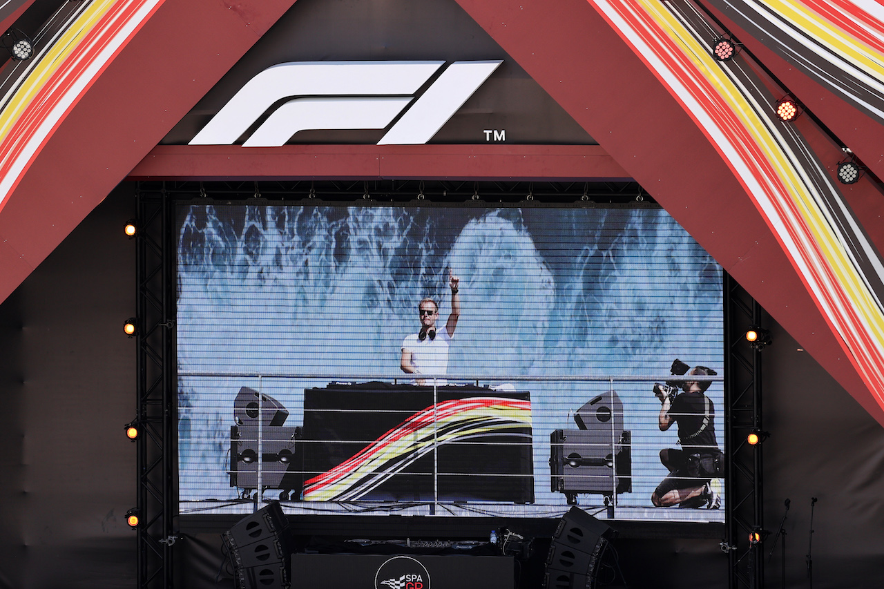 GP BELGIO, Circuit Atmosfera - DJ.
28.08.2022. Formula 1 World Championship, Rd 14, Belgian Grand Prix, Spa Francorchamps, Belgium, Gara Day.
- www.xpbimages.com, EMail: requests@xpbimages.com © Copyright: Moy / XPB Images