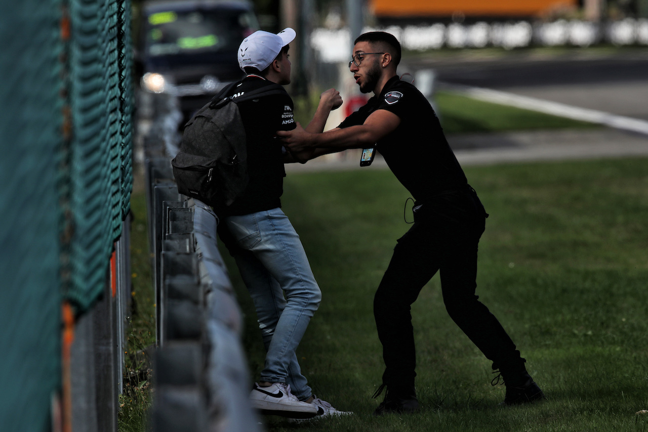 GP BELGIO, Circuit Atmosfera - secuirty stops a fan who has entered the circuit.
28.08.2022. Formula 1 World Championship, Rd 14, Belgian Grand Prix, Spa Francorchamps, Belgium, Gara Day.
 - www.xpbimages.com, EMail: requests@xpbimages.com © Copyright: Coates / XPB Images